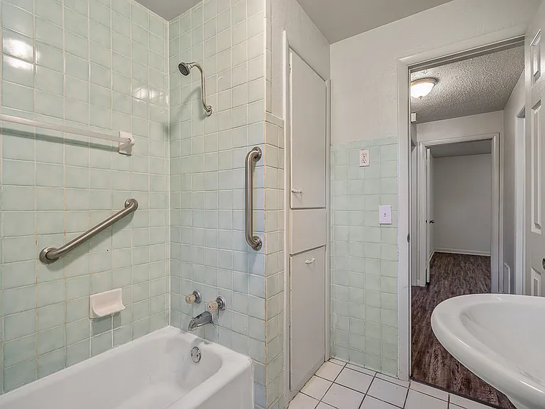 9600 NE 11th St — Photo 11