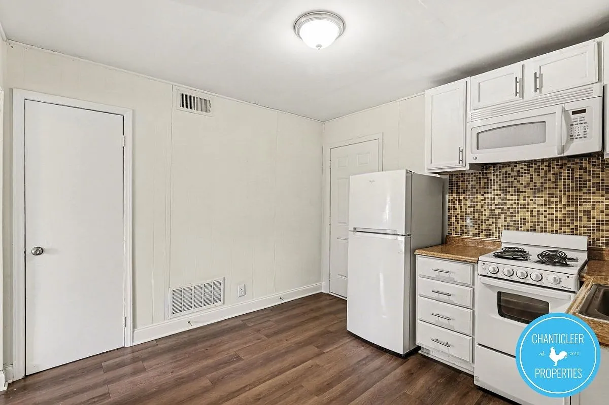 115 Florence St — Photo 4