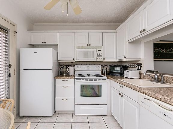 5th image of 420 NE 12th Avenue #306