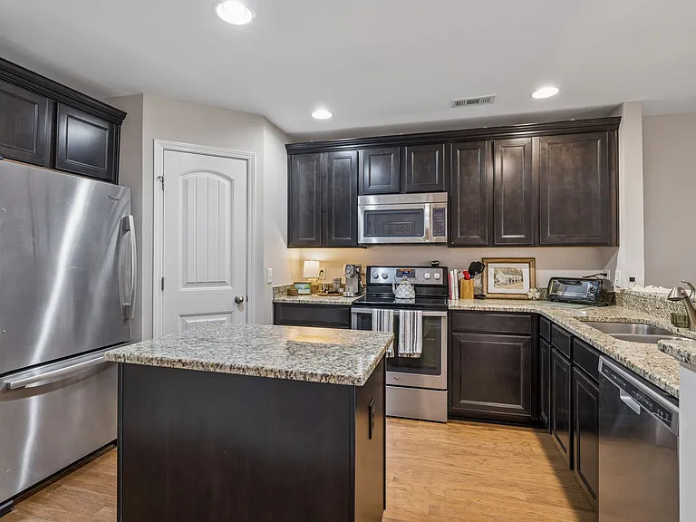 1319 Riverbrook Dr — Photo 11