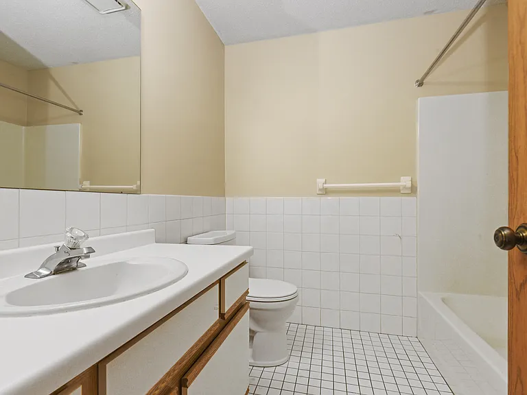 Anoka, MN Dellwood Estates | 11D | Bathroom