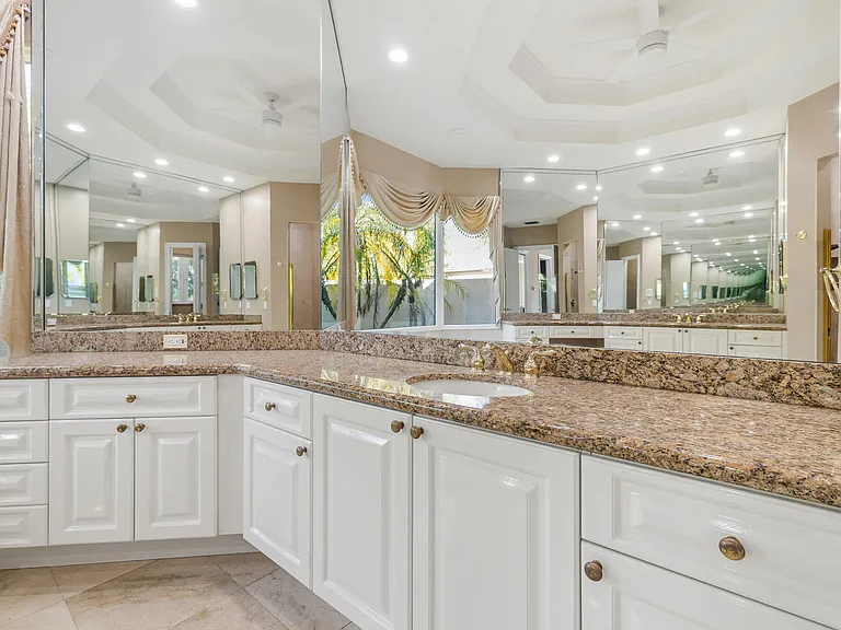 8480 Man O War Rd — Photo 40