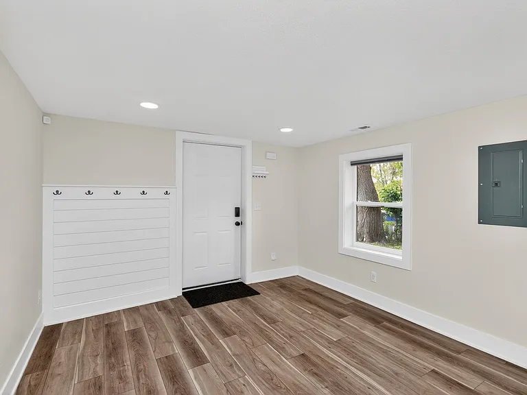 4076 Indianola Ave — Photo 5