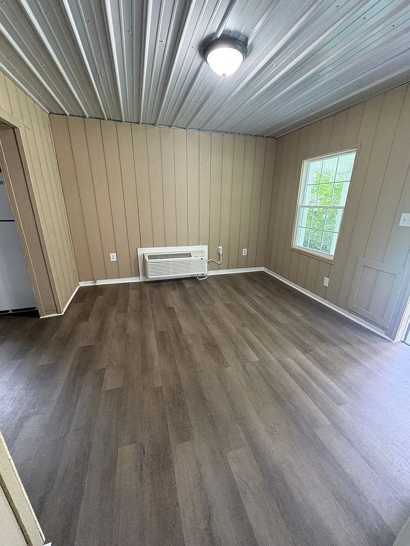 Charming 2-Bedroom Home in Glasgow! — Photo 2