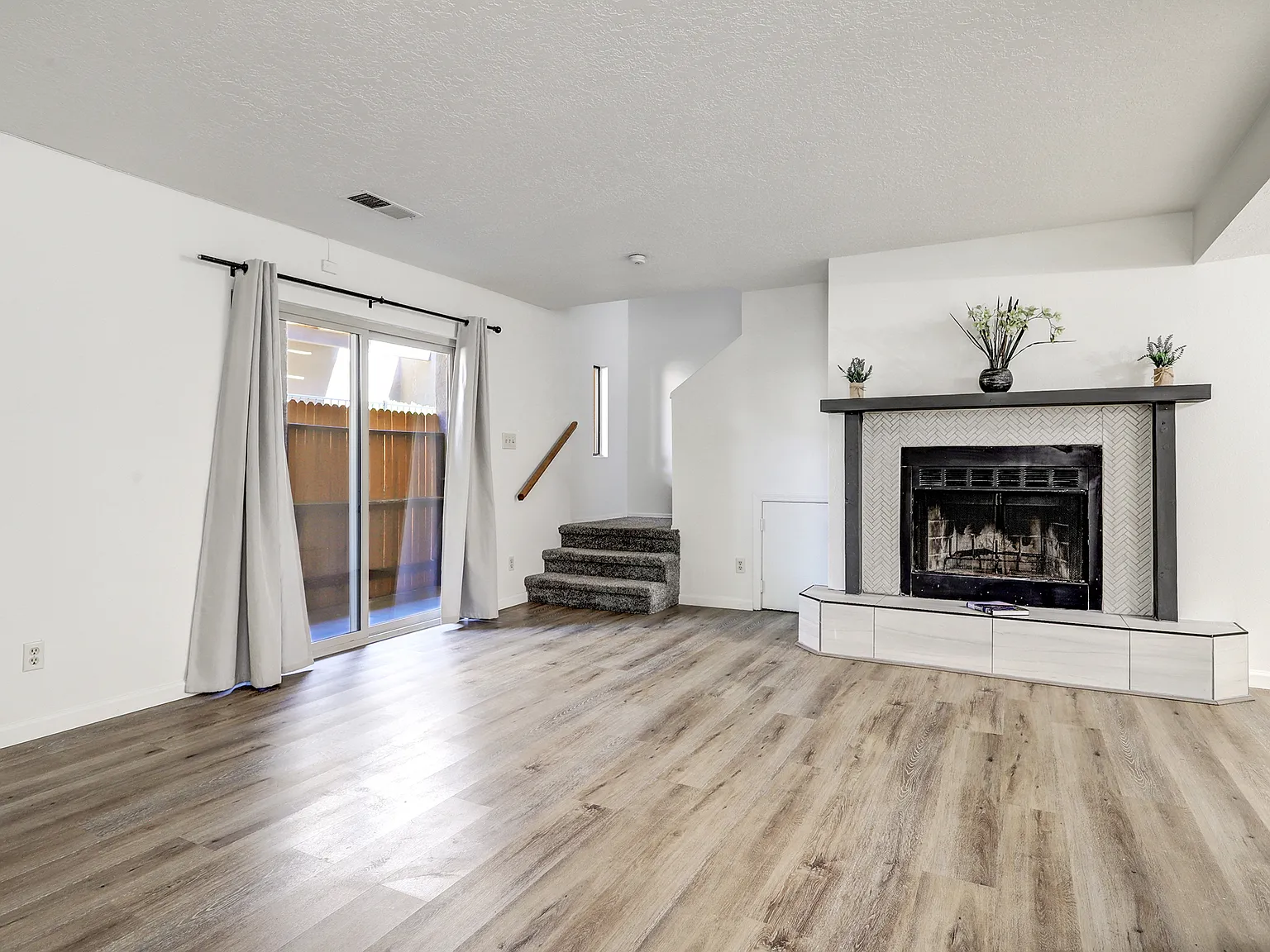 3 bed, 2.5 bath, 1300 sqft, $1,950 — Photo 3