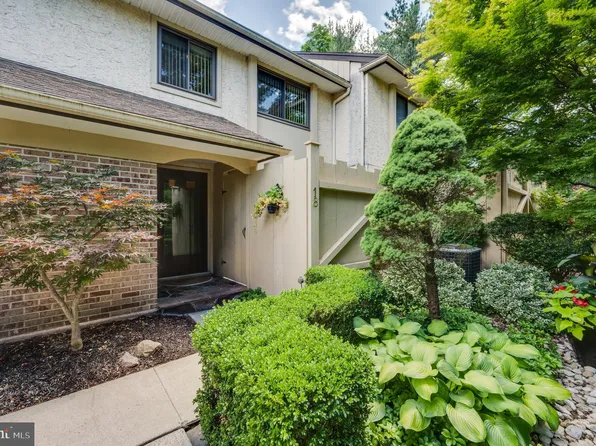 18 Pine Woods Ct, Reading, PA 19607