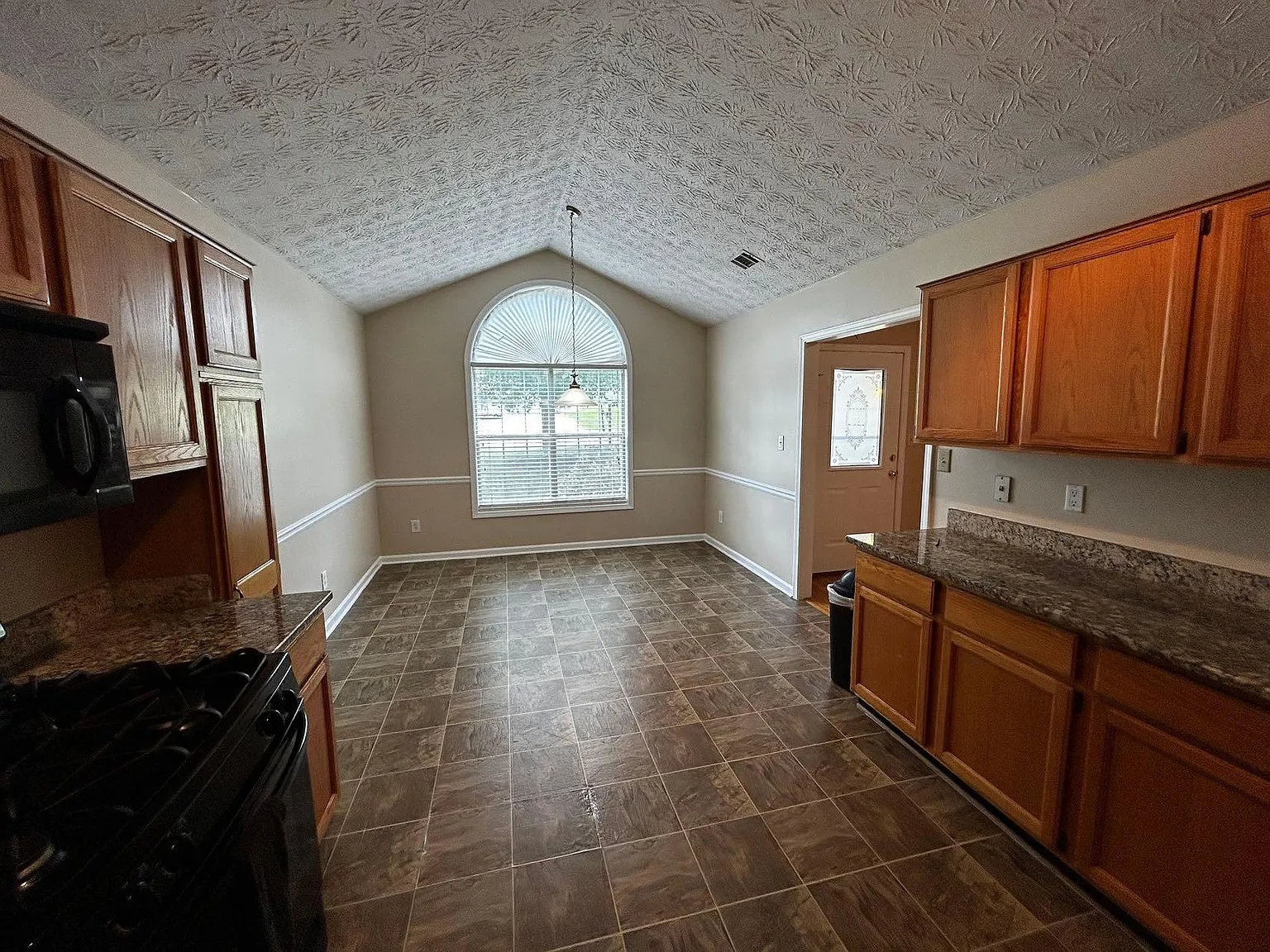 4 bed, 1719 sqft, $2,200 — Photo 2