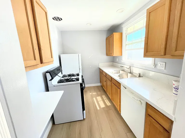 120 Bennett Ave #9 — Photo 5