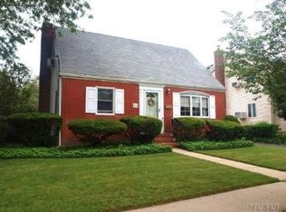44 Scott St, New Hyde Park, NY 11040