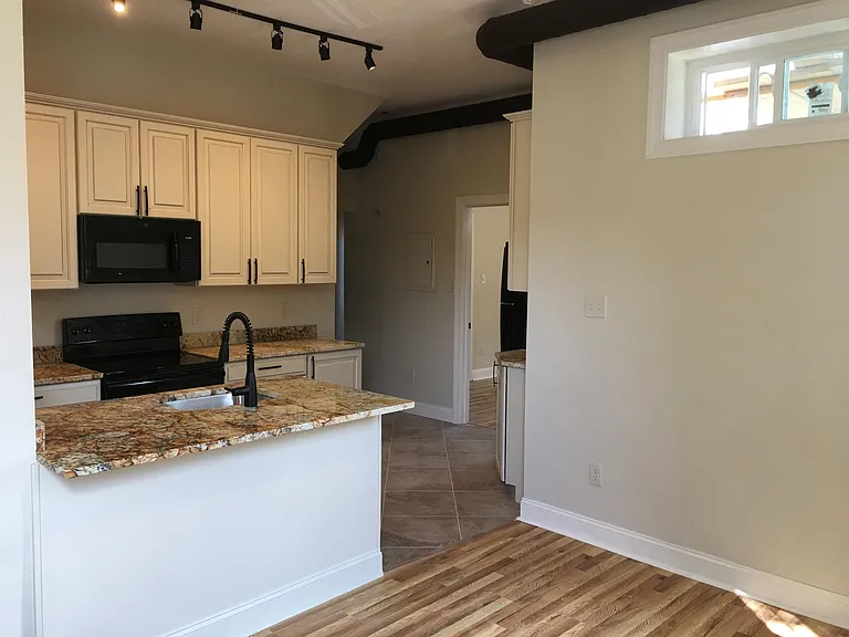 262 S Winebiddle St #6 — Photo 4
