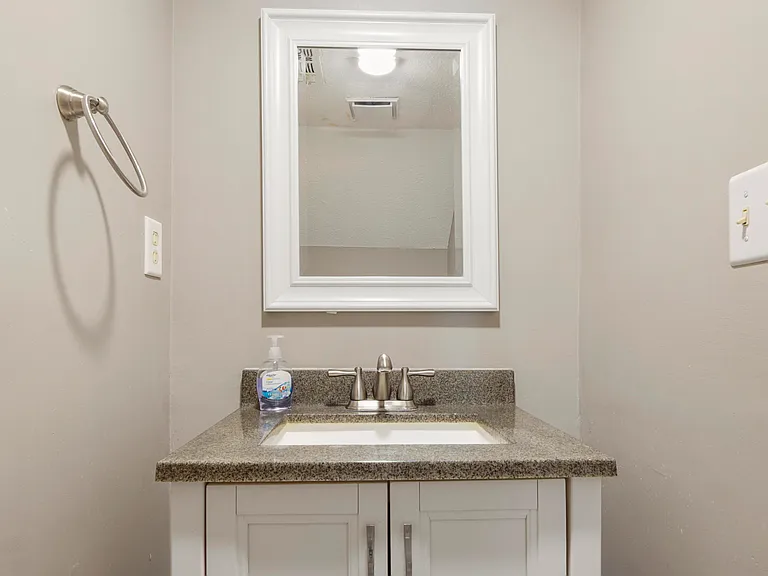 2518 Johnson Dr — Photo 6