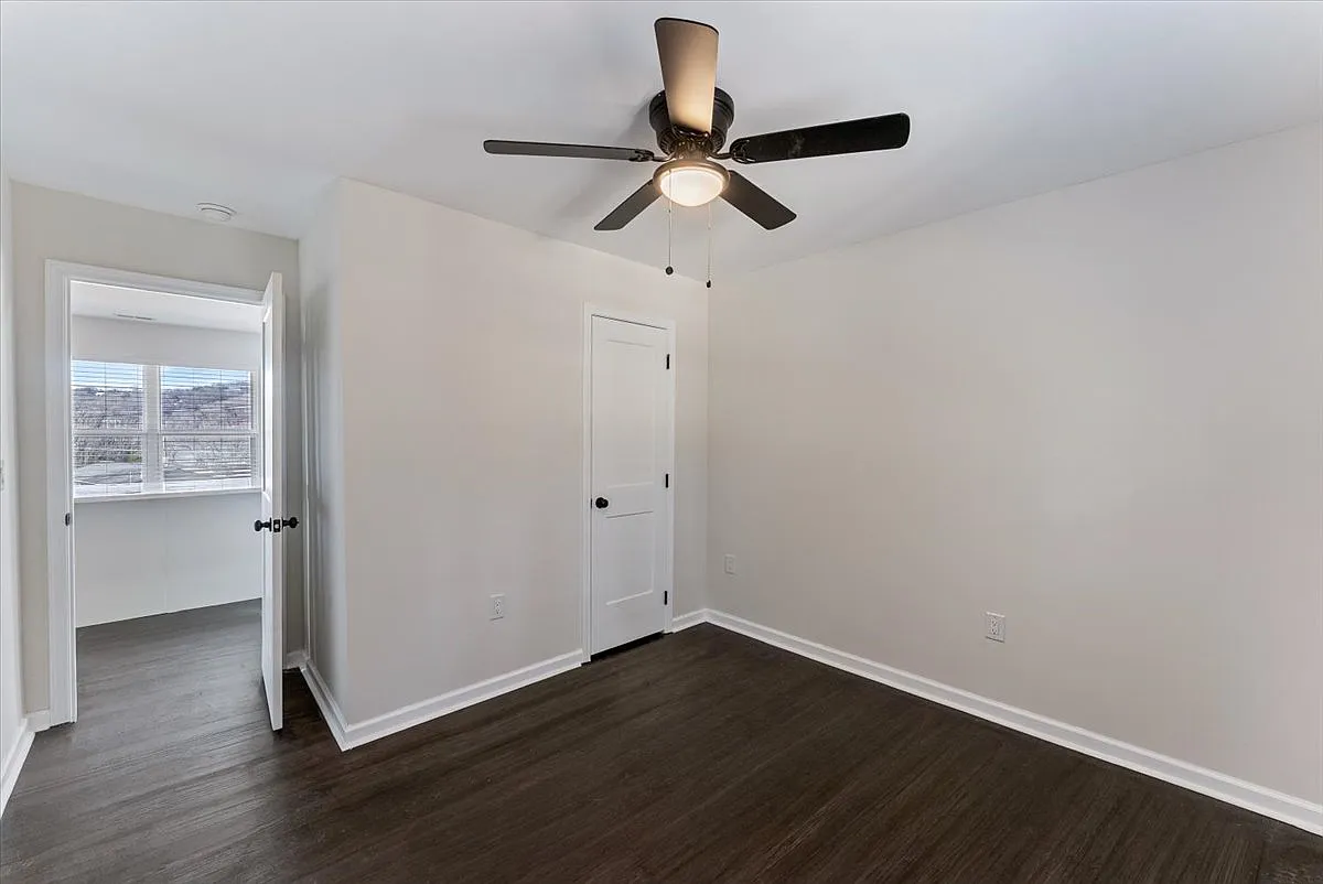 3 bed, 1388 sqft, $2,400 — Photo 3