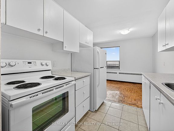 5th image of 275 Wentworth St W #108