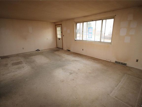 5th image of 166 Sharon Pkwy