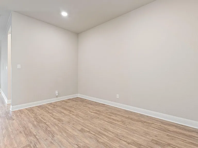 18716 Laurel Hills Dr — Photo 11
