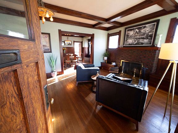 4th image of 1418 E Isaacs Ave