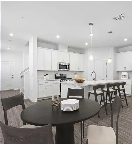 4 bed, 2198 sqft, $2,700 — Photo 3