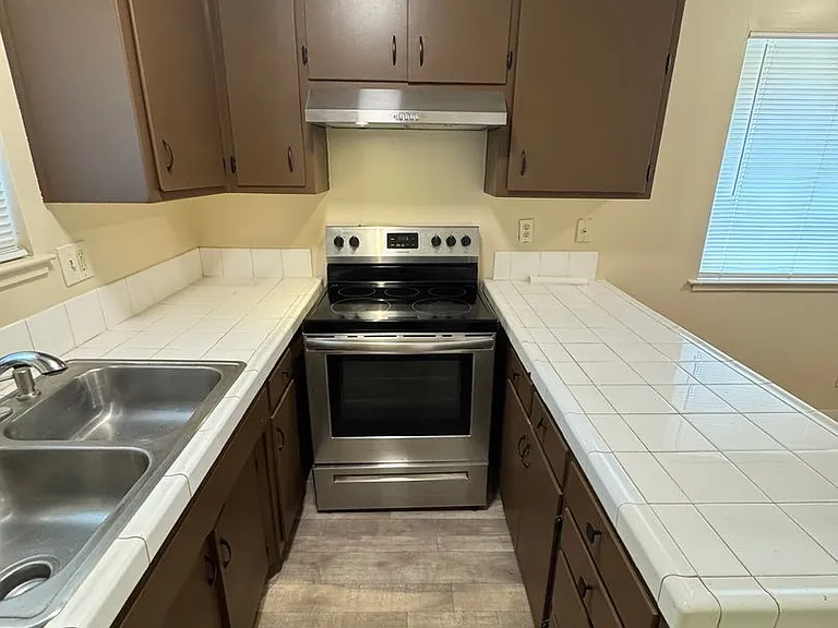 7900 Loucreta Dr — Photo 13