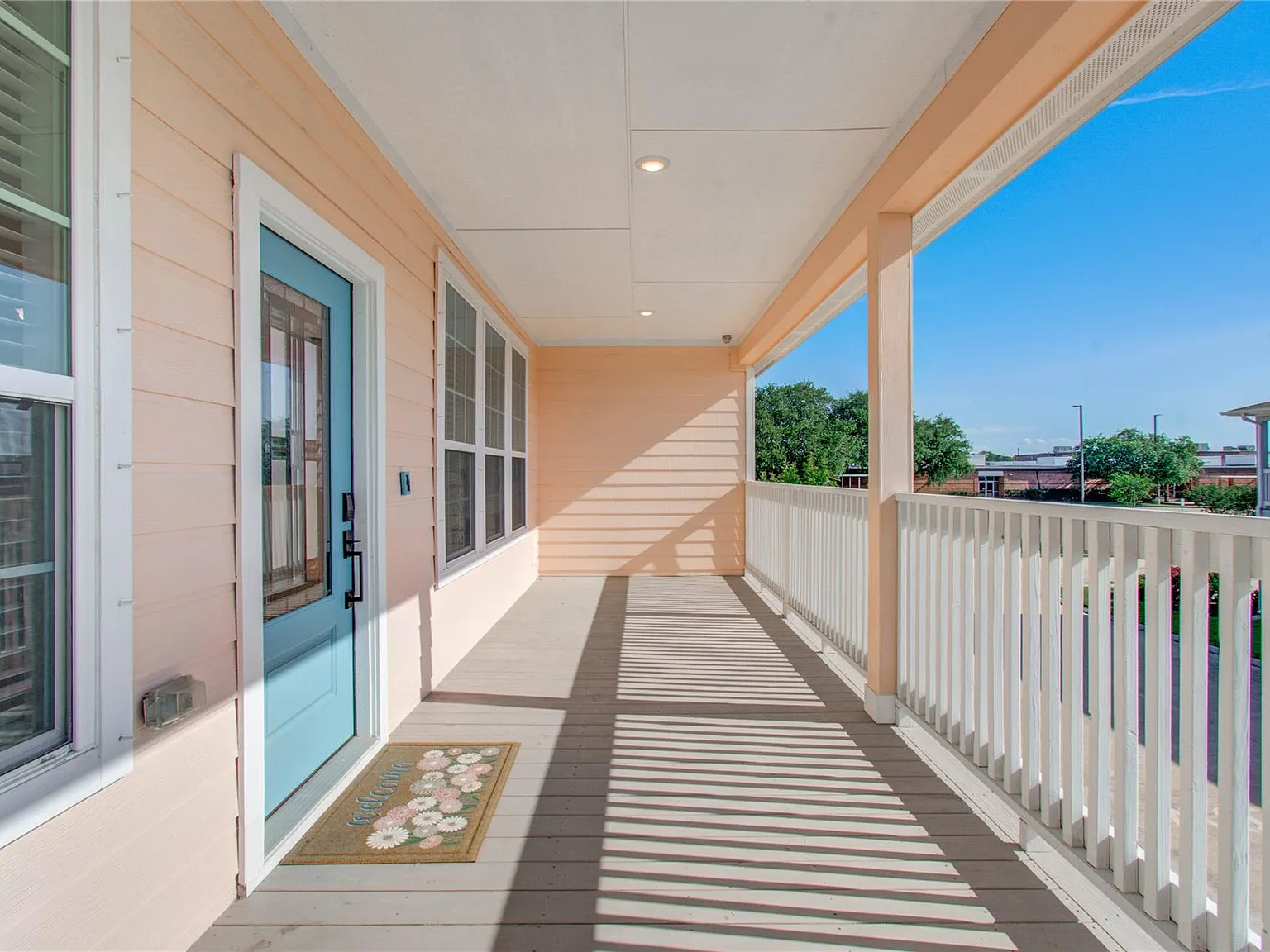 3 bed, 2.0 bath, 1902 sqft, $2,400 — Photo 2