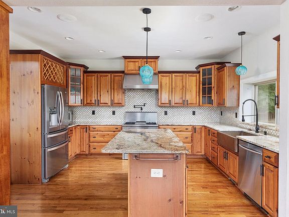 4th image of 111 Waterside Ln