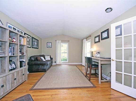 3rd image of 350 Greenbriar Ln