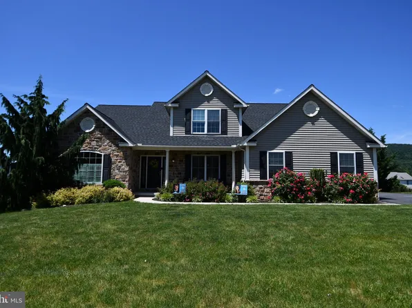 303 Pleasant View Dr, Douglassville, PA 19518