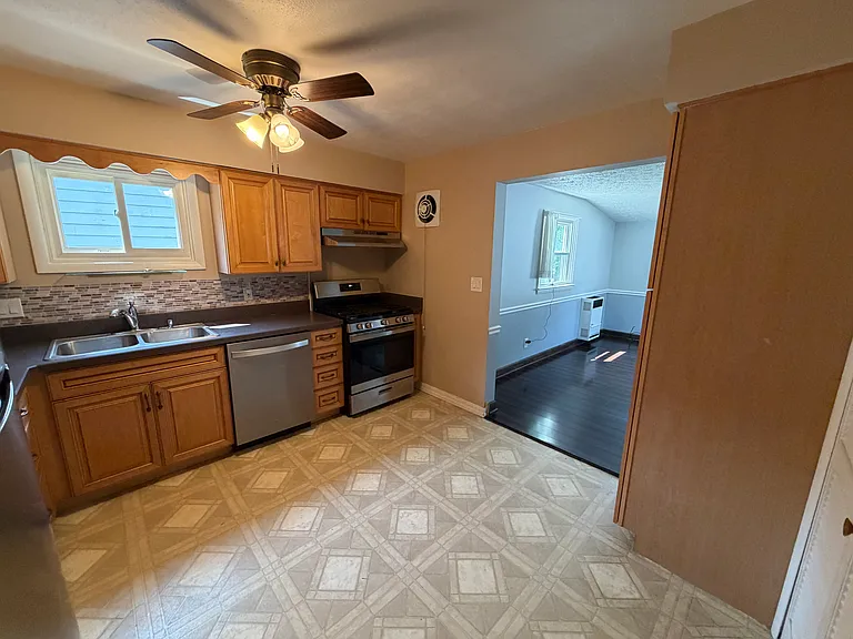 1637 Hanover St — Photo 2