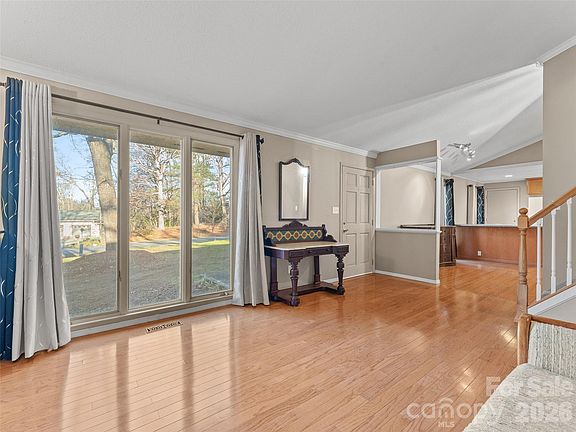 4th image of 29 Reynolda Dr