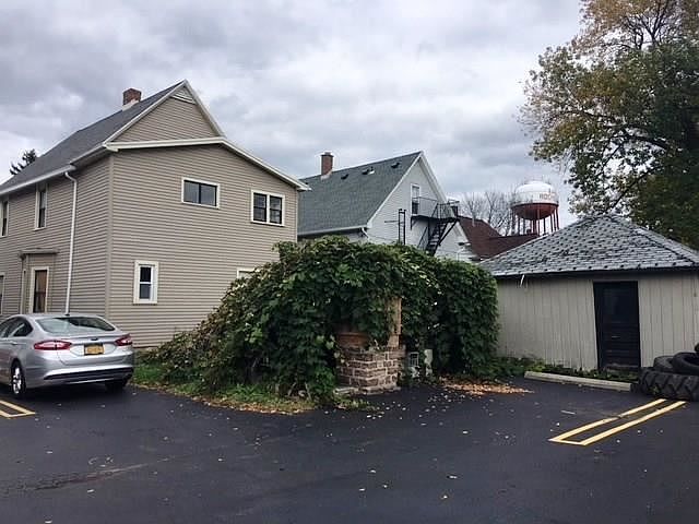 2nd image of 224 W Chestnut St