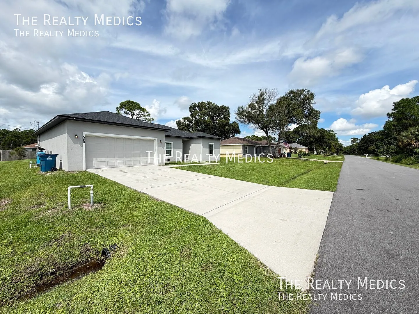 Gorgeous 3 Bedroom, 2 Bathroom Home in Palm Bay!! — Photo 2