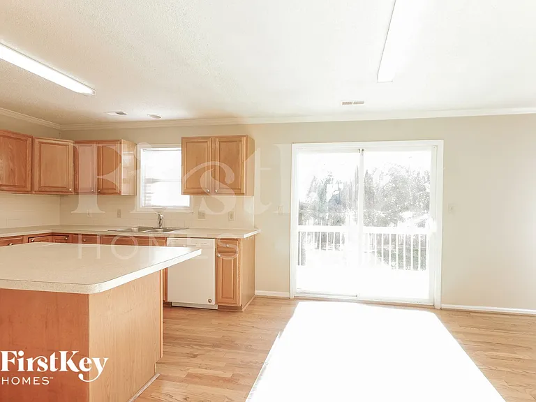 2400 Devon Dr — Photo 7