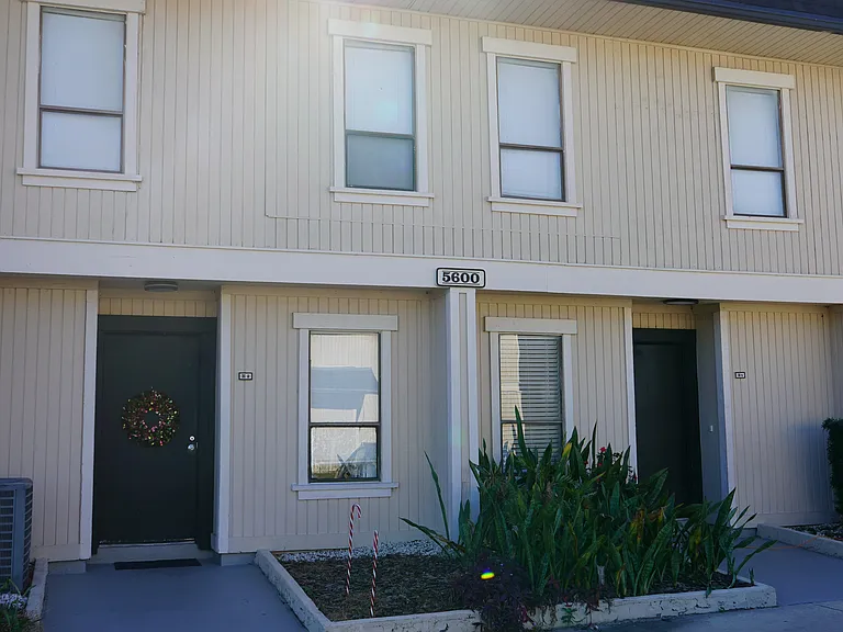 Royal Bay Apartments — Photo 11