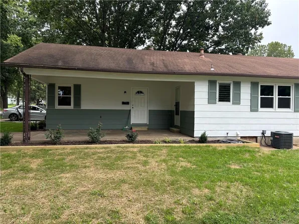 319 W 9th Ave, Garnett, KS 66032