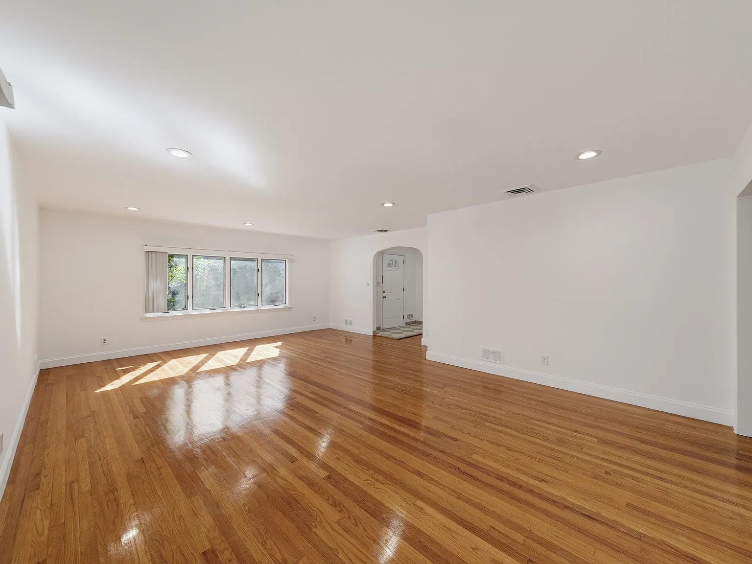 3 bed, 1400 sqft, $3,850 — Photo 2