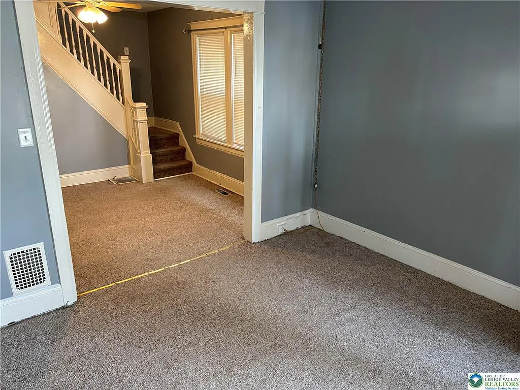 3 bed, 1.0 bath, 1213 sqft, $2,000 — Photo 3