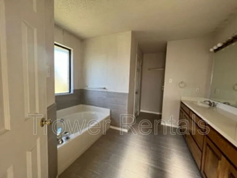 3913 Lyndale Dr — Photo 22