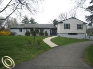 2341 S Christian Hills Dr, Rochester Hills, MI 48309