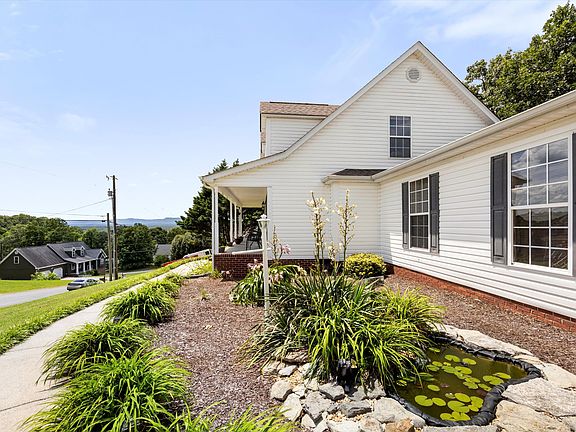 4th image of 389 Debbie Ln
