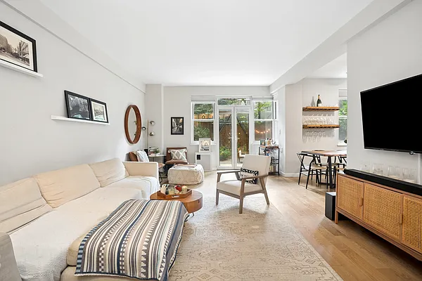 Living room, photo 1