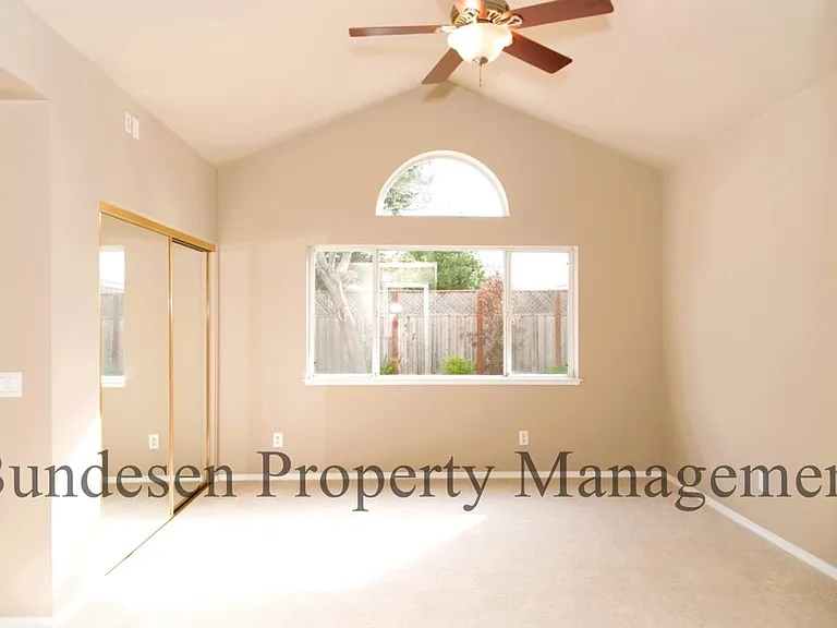 806 Wine Ct — Photo 10