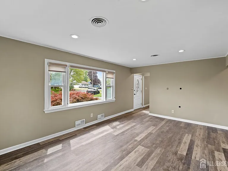 49 Louis Ave — Photo 4