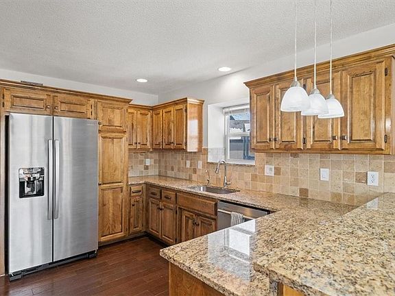 5th image of 805 NW Hawthorn Ct