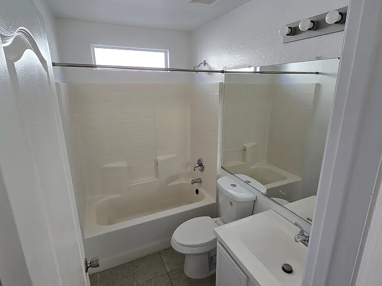 6622 W Polk St — Photo 16