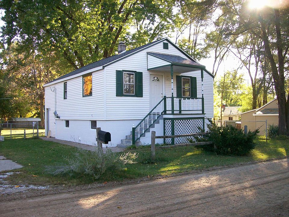 Close to Mishawaka/South Bend/Notre Dame. Its within walking distance to two county parks, and the IN/MI River Valley bike and pedestrian trail. Brandywine school district. Has a nice large .25 acre fenced in back yard. Washer and Dryer. Utilities are not