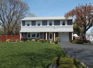 2 King Rd, Kings Park, NY 11754