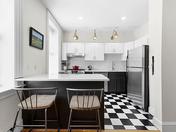 4th image of 30 E Springfield St APT 2