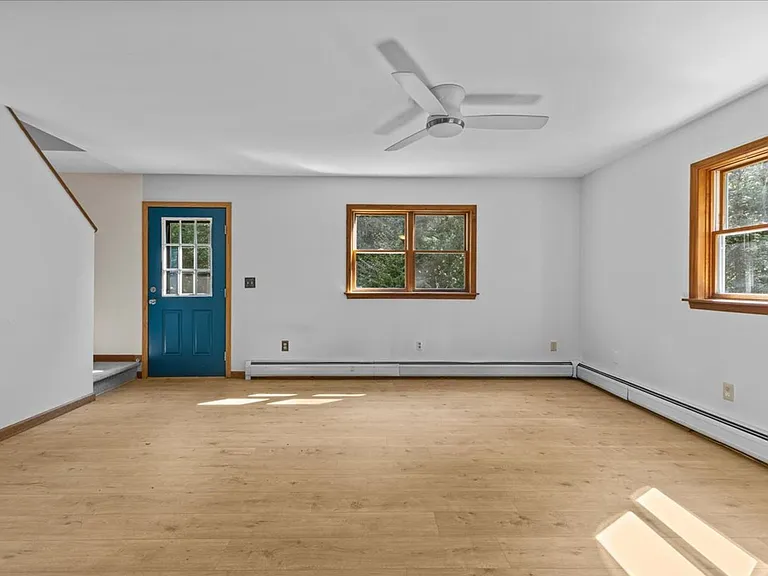 1672 Sweet Hollow Rd — Photo 11