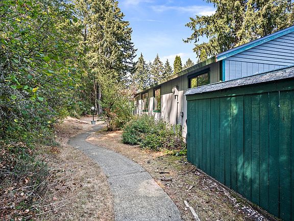 3rd image of 587 Malibu Dr SE