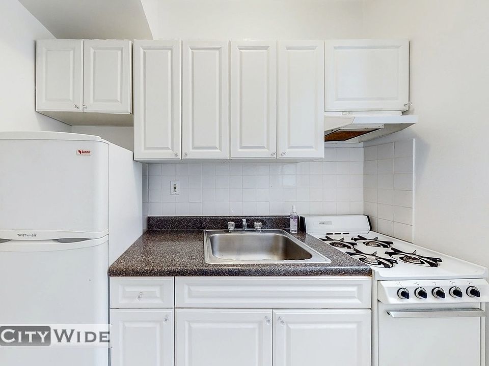 2nd image of 161 E 55th St #2FE