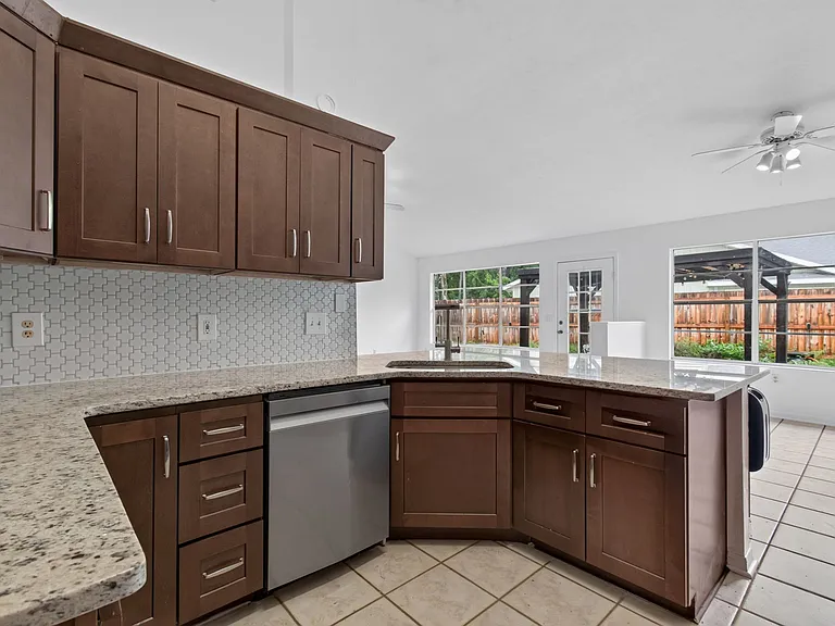 2324 NW 40th Pl — Photo 9